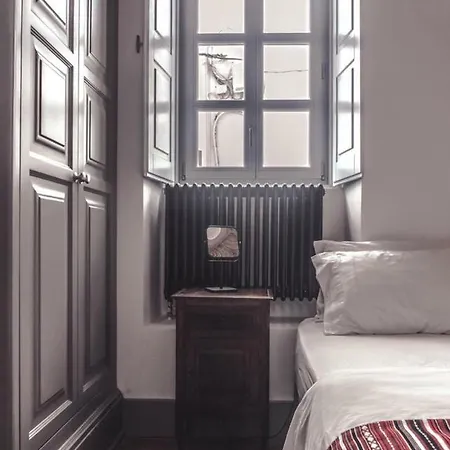 Apartment One Manto Square