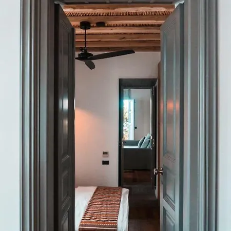 Apartment One Manto Square