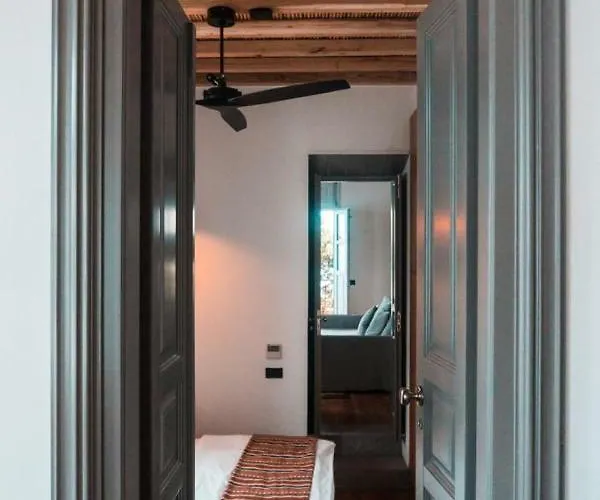 Apartment One Manto Square